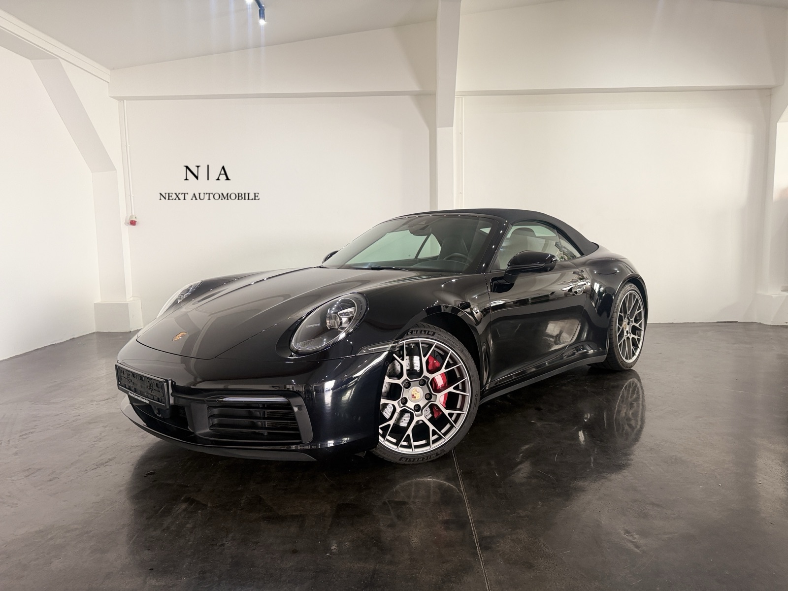 Porsche 911 Carrera 4S Cabriolet in Schwarz – Frontansicht