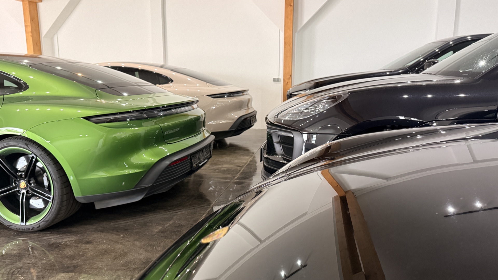 Porsche Taycan im Showroom