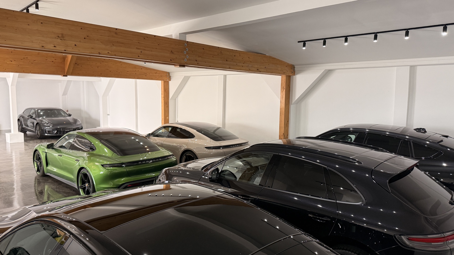 Porsche Taycan Reihe in der Ausstellung