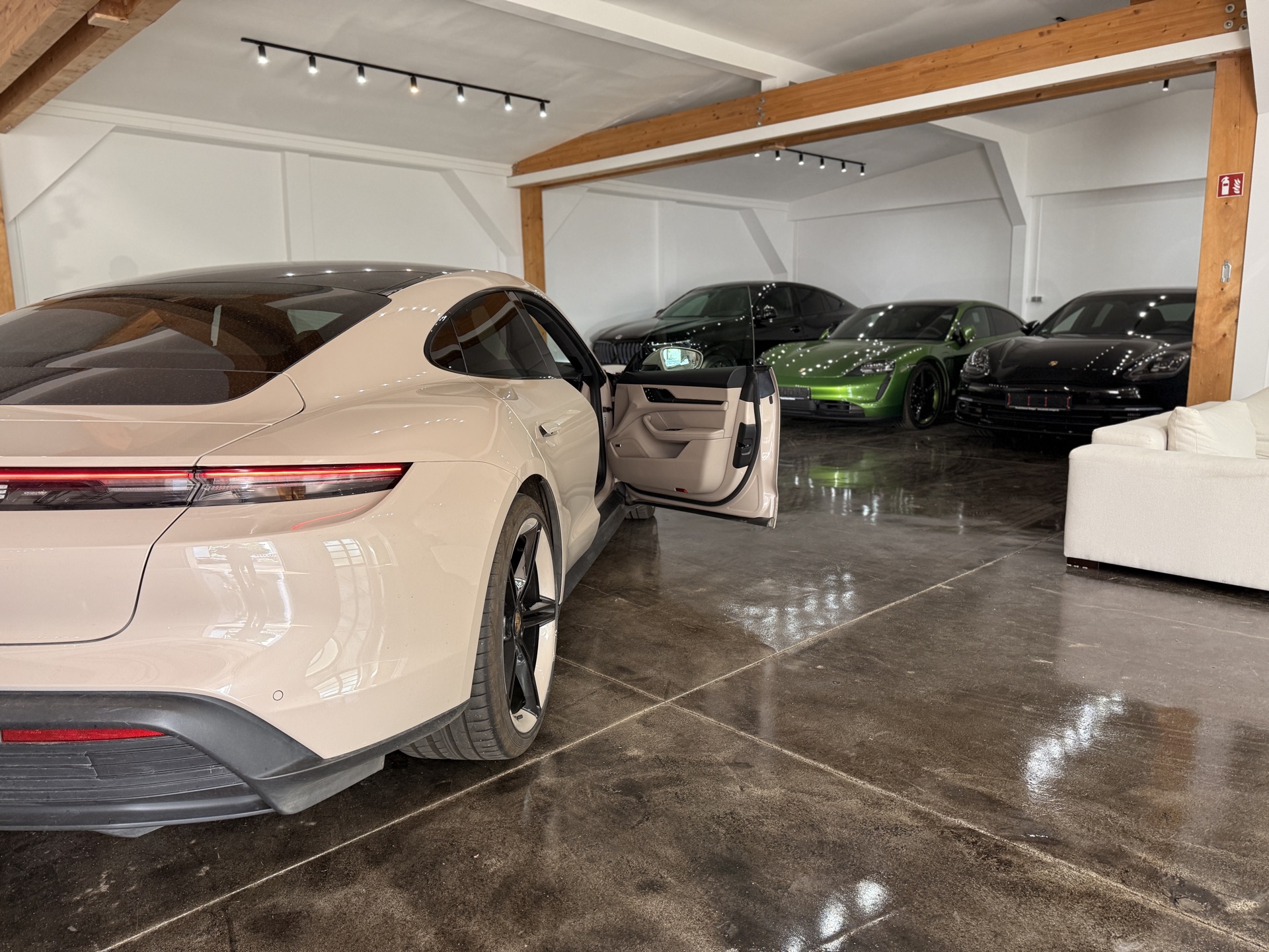 Showroom mit grünem Taycan